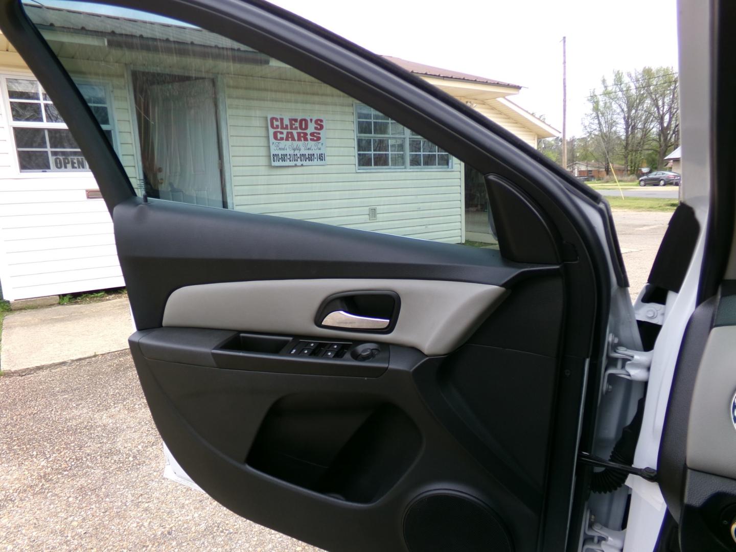 2014 White /Gray Chevrolet Cruze SE (1G1PC5SB0E7) with an 1.4L Turbo engine, automatic transmission, located at 401 First NE, Bearden, AR, 71720, (870) 687-3414, 33.726528, -92.611519 - Photo#6